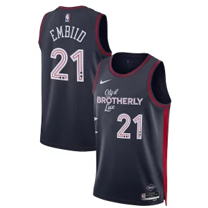 Delizioso Joel Embiid Philadelphia 76ers Nike Unisex 2023/24 Swingman Jersey Navy City Edition  per la Gara Importante